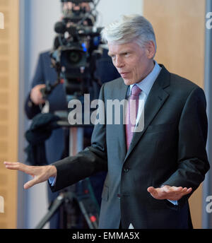 Ingelheim, Germany. 22nd Apr, 2015. Andreas Barner, chairman of the board of managing directors at the Boehringer Ingelheim pharmaceutical company, greets journalists upon arriving at the company's balance sheet press conference in Ingelheim, Germany, 22 April 2015. According to the company, Boehringer Ingelheim generated revenues in 2014 amounting to 13.3 billion euros. Photo: BORIS ROESSLER/dpa/Alamy Live News Stock Photo