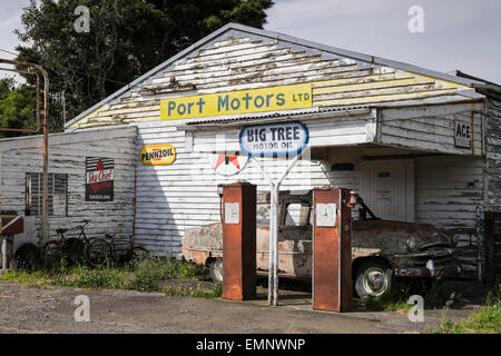 Old abandoned petrol station with a Plymouth Belvedere 1950s car, and two petrol pumps,  rotting on the forecourt. Ormondville,  Stock Photo