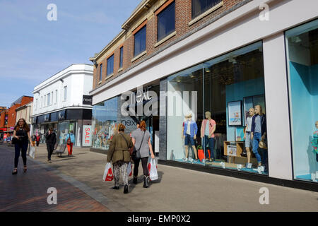 shoppers on high street in Bedford Stock Photo