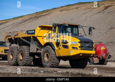 KHABAROVSK, RÚSSIA - 29.o SEP, 2018: O Caminhão Articulado Amarelo Volvo  A40F Está Trabalhando No Aeroporto Na Construção De Um N Foto de Stock  Editorial - Imagem de aeroporto, trator: 149758263