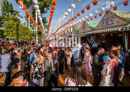 Seville, Andalucia, Spain. 22nd Apr, 2015. Crowds of people walk at the 'Feria de Abril' (April's Fair), Seville, Spain, 22 april, 2015. Credit:  Daniel González Acuña/Alamy Live News Stock Photo