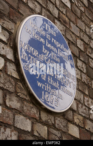 English literature. A blue ceramic plaque indicates the fictional home of Michael Henchard, Thomas Hardy’s “Mayor of Casterbridge”. Dorchester, Dorset Stock Photo