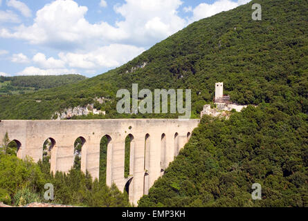 Ponte delle Torri is a 13th-century aqueduct in the town of Spoleto, Provence of Perugia, Region of Umbria, Italy Stock Photo