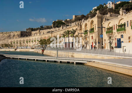 valletta-malta-31st-october-2006-the-grand-harbour-stock-photo-alamy