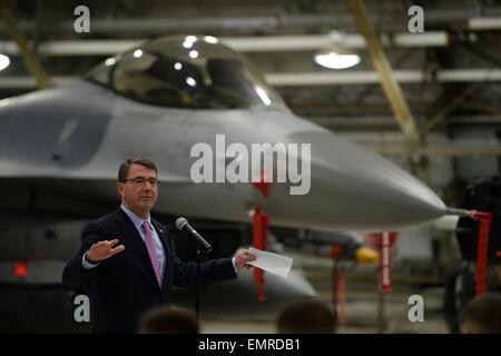 US Secretary of Defense Ashton Carter speaks to service members during a visit to Osan Air Base April 9, 2015 Osan, South Korea. Stock Photo