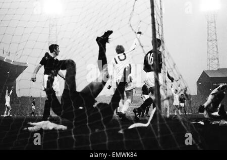 European Cup Semi Final Second Leg at Old Trafford. Manchester United 1 v AC Milan 0. (Milan win 2-1 on aggregate). AC Milan goalkeeper Cudicini under pressure during a United attack. Denis Law appeals. 15th May 1969. Stock Photo