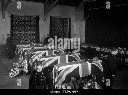 London Fire Service funerals. Five killed during Wandsworth raid on Oct. 11th 14th October 1940 Stock Photo