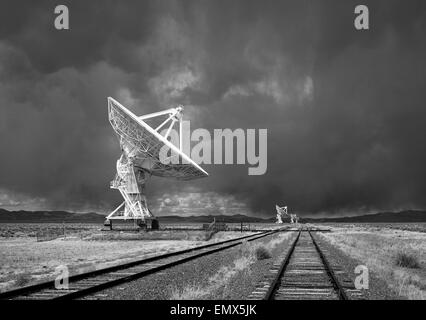 USA: NEW MEXICO: A view of one of the giant, 230 ton radio telescopes of the VLA, or Very Large Array, on the grassy plains of south central New Mexico near Socorro and Magdalena. Stock Photo