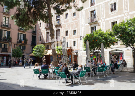 Placa del Pi in the Barri Gotic, people sitting outside the Cafe Osterhase beneath orange trees, Barcelona, Catalonia, Spain Stock Photo