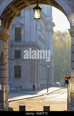 Whitehall, London, UK. 23rd April 2015. Evening Spring sunshine as the sun goes down in London. Credit:  Matthew Chattle/Alamy Live News Stock Photo