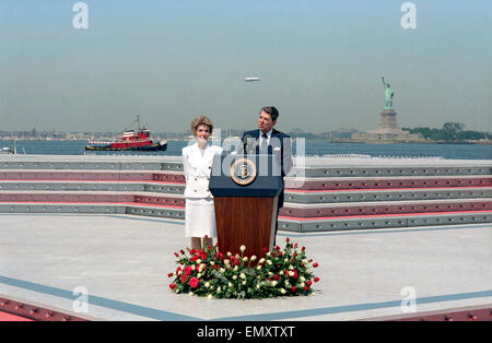 US President Ronald Reagan and First Lady Nancy Reagan gives a speech during Operation Sail from Governors Island with the Statue of Liberty as a background July 4, 1988 in New York City. Stock Photo