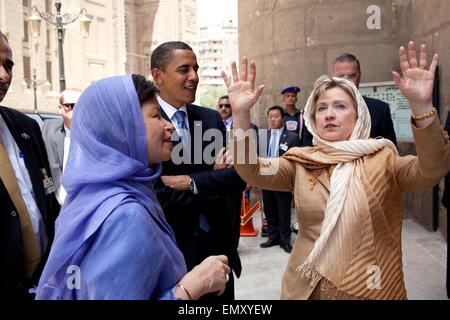 US President Barack Obama and Valerie Jarrett listen to Secretary of State Hillary Clinton during a tour the Sultan Hassan Mosque June 4, 2009 in Cairo, Egypt. Stock Photo