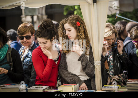 April 23, 2015 - Young people enjoying the offerings at one of the hundreds of book stalls converting Barcelona in a huge open air library on St Jordi's day. © Matthias Oesterle/ZUMA Wire/ZUMAPRESS.com/Alamy Live News Stock Photo