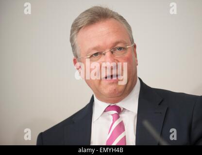 Berlin, Germany. 24th Apr, 2015. Berlin's Senator of the Interior Frank Henkel (CDU) delivers a statement on the plans of the police for the traditional demonstration on 1 May in Berlin, Germany, 24 April 2015. Photo: Paul Zinken/dpa/Alamy Live News Stock Photo