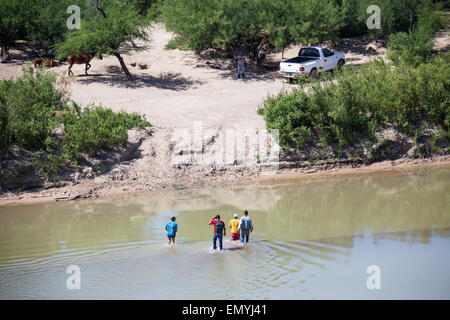 Mexican Nationals illegally crossing the Rio Grande border between Mexico and Texas, United States Stock Photo
