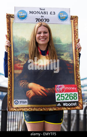 London, UK. 24 April 2015. Gemma Kirkham attempts to run the fastest marathon dressed as a framed painting (Mona Lisa). Runner who will be attempting a Guinness World Record during the 2015 Virgin Money London Marathon. Credit:  Nick Savage/Alamy Live News Stock Photo