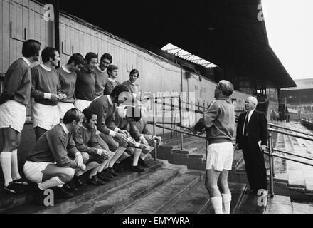 The Bristol Rovers football team with manager Bill Dodgin at their Eastville Stadium home. 16th November 1970. Stock Photo
