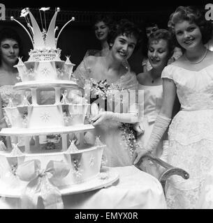 Daily Mirror Debutants Ball 1958 at the Dorchester Hotel in London, 7th May 1958. CENTRE Barbara Lambert, Daily Mirror Deb Of The Year Stock Photo