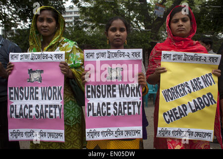Dhaka, Bangladesh. 24th Apr, 2015. Protestors hold posters as they demand compensation be paid to the victims of the Rana Plaza building collapse during the second anniversary of the tragedy that killed 1,129. © Zakir Hossain Chowdhury/ZUMA Wire/Alamy Live News Stock Photo