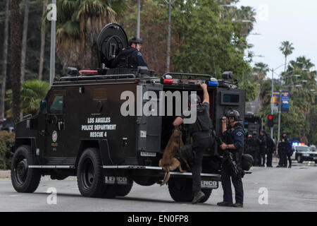 Los Angeles CA, USA 24 April 2015 Members of the Los Angeles Police SWAT team with K-9 during a hours long stand off with a man with a gun who was shooting from a balcony Credit:  Chester Brown/Alamy Live News Stock Photo