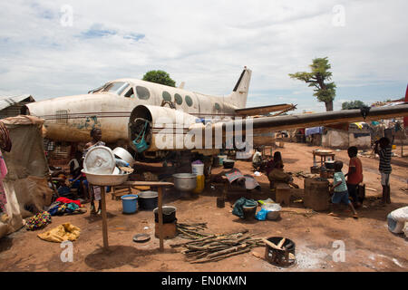 Refugees at Mpoko airport, Central African Republic Stock Photo - Alamy