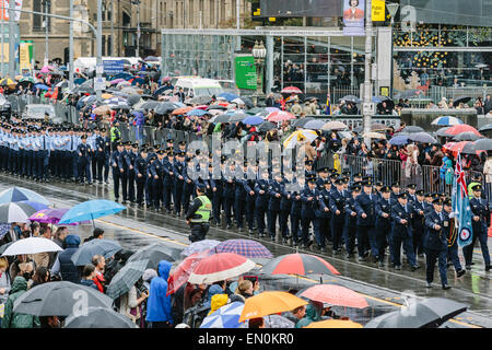 Melbourne, Australia. 25 April 2015.  Anzac Day march of veteran and serving military personnel and their descendants, from Princes Bridge to the Shrine of Remembrance, in rainy weather.  This year’s Anzac Day marks the 100th anniversary since the Gallipoli landing of ANZAC and allied soldiers in Turkey on 25 April 2015. RAAF particpants Credit:  Kerin Forstmanis/Alamy Live News Stock Photo