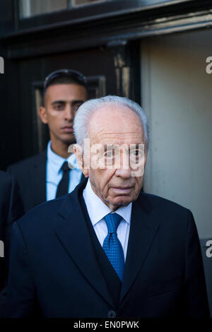 Shimon Peres (90) visits anne frank house in Amsterdam, welcomed by  Ronald Leopold,  director of the musem. Stock Photo