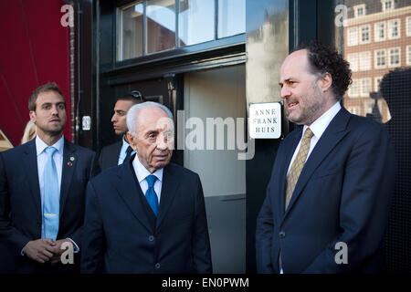 Shimon Peres (90) visits anne frank house in Amsterdam, welcomed by  Ronald Leopold,  director of the musem. Stock Photo