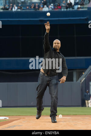 Bronx, New York, USA. 24th Apr, 2015. BERNIE WILLIAMS throws out the ceremonial first pitch before NY Yankees vs. NY Mets, Yankee Stadium, Friday, April 24, 2015. Credit:  Bryan Smith/ZUMA Wire/Alamy Live News Stock Photo