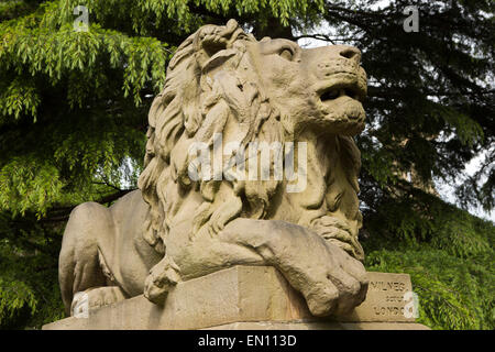 UK, England, Yorkshire, Saltaire, Victoria Road, lion sculpture at entrance to Shipley College Salt Bldg Stock Photo