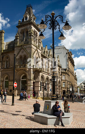 UK, England, Yorkshire, Bradford, Hustlergate, shoppers resting in pedestrianised area Stock Photo