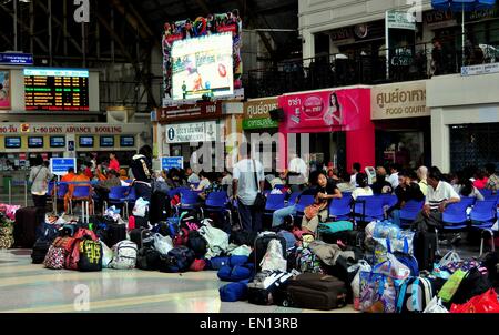 Bangkok, Thailand:  Luggage sits in piles next to the passenger waiting area in the main hall of Hua Lamphong Train Station Stock Photo