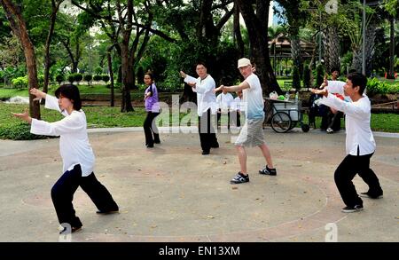 Bangkok, Thailand :   A group of Thai people with a westerner practise the art of Tai 'Chi in Lumphini Park Stock Photo