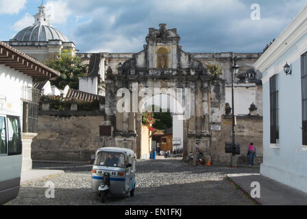 Tuk tuk in front of the Iglesia de San Francisco, La Antigua, Guatemala, UNESCO Stock Photo