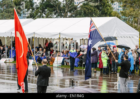 Melbourne, Australia. 25 April 2015.  Australian and Turkish flags displayed together.  Anzac Day march of veteran and serving military personnel and their descendants, from Princes Bridge to the Shrine of Remembrance, in rainy weather.  This year’s Anzac Day marks the 100th anniversary since the Gallipoli landing of ANZAC and allied soldiers in Turkey on 25 April 2015. Turkish veterans marching at parade Stock Photo