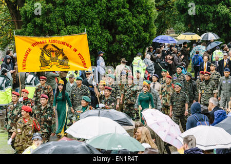 Melbourne, Australia. 25 April 2015.  Vietnamese Veterans Association. Anzac Day march of veteran and serving military personnel and their descendants, from Princes Bridge to the Shrine of Remembrance, in rainy weather.  This year’s Anzac Day marks the 100th anniversary since the Gallipoli landing of ANZAC and allied soldiers in Turkey on 25 April 2015. Stock Photo