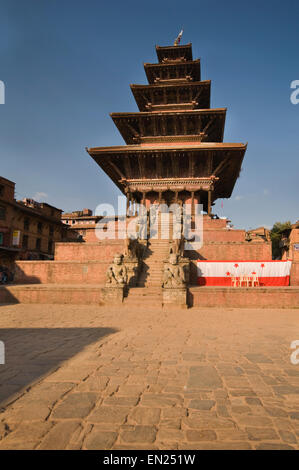 NEPAL, Kathmandu, Bhaktapur, Taumadhi Tole, Nyatapola Hindu Temple ...