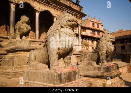 NEPAL, Kathmandu, Patan, Durbar Square, Krishna Mandir Hindu Temple (1637), lion guard stone statues Stock Photo