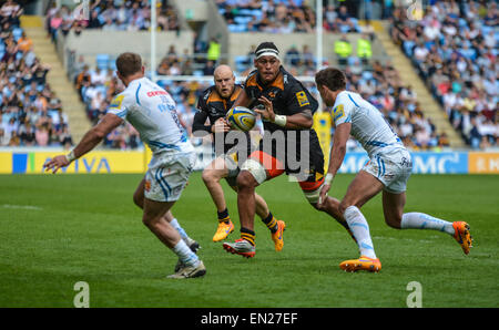 Coventry, UK. 26th Apr, 2015. Aviva Premiership. Wasps versus Exeter Chiefs. Nathan Hughes of Wasps tries to run around Henry Slade of Exeter (right) and Matt Jess of Exeter (left). Credit:  Action Plus Sports/Alamy Live News Stock Photo