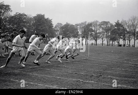 1960s historical picture from a school sports day of a group of young children or pupils about to start the 100 metres, a short sprint race. Stock Photo