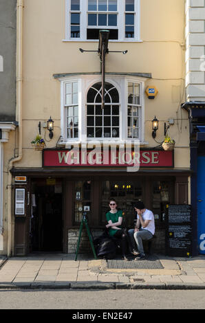 Two people enjoying a drink at the White Horse Pub, Broad Street, Oxford, U.K. Stock Photo