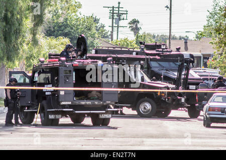 Los Angeles, CA USA 26 APR 2015 Los Angeles Police SWAT team searching for a wanted suspect in the Foothill area of Los Angeles. Credit:  Chester Brown/Alamy Live News Stock Photo