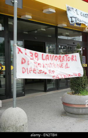 Arzano, Italy. 26th Apr, 2015. There were 38 workers at risk of 'Mercatone Uno' snaps the nightmare of layoffs after the worsening of financial situation which endangers the 38 store employees in via Atellana, about 79 commercial structures were affected. © Salvatore Esposito/Pacific Pres/Alamy Live News Stock Photo