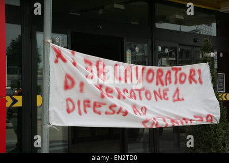 Arzano, Italy. 26th Apr, 2015. There were 38 workers at risk of 'Mercatone Uno' snaps the nightmare of layoffs after the worsening of financial situation which endangers the 38 store employees in via Atellana, about 79 commercial structures were affected. © Salvatore Esposito/Pacific Pres/Alamy Live News Stock Photo