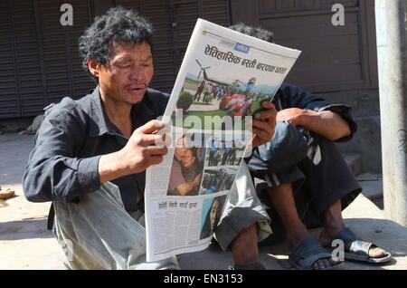 Kathmandu, Nepal. 27th Apr, 2015. Local people read newspapers after a massive earthquake in Kathmandu, Nepal, April 27, 2015. A total of 3,218 people had been killed and about 6,500 others injured in the powerful earthquake that struck Nepal at midday Saturday, the authorities said Monday morning. Credit:  Sunil Sharma/Xinhua/Alamy Live News Stock Photo