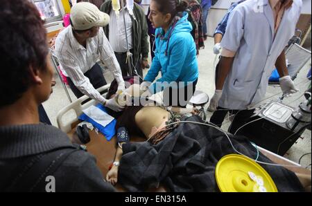 Kathmandu, Nepal. 27th Apr, 2015. An injured victim is treated at a hospital after a massive earthquake in Kathmandu, Nepal, April 27, 2015. A total of 3,218 people had been killed and about 6,500 others injured in the powerful earthquake that struck Nepal at midday Saturday, the authorities said Monday morning. Credit:  Sunil Sharma/Xinhua/Alamy Live News Stock Photo