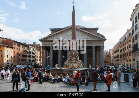 The Pantheon in the Piazza della Rotonda, Rome, Italy Stock Photo