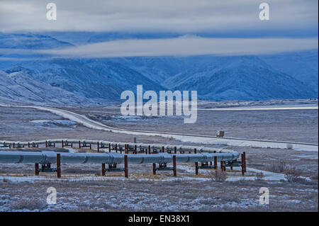 Dalton Highway, Trans-Alaska Pipeline System TAPS on the left, Brooks Range behind, Alaska, USA Stock Photo