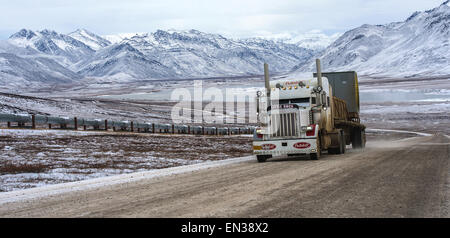 Dalton Highway, Trans-Alaska Pipeline System TAPS on the left, Brooks Range behind, Alaska, USA Stock Photo