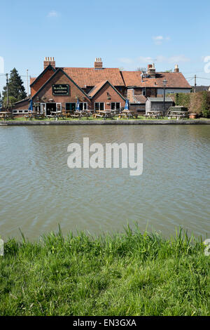 View across the Kennet and Avon Canal to the Black Horse Pub in Devizes Stock Photo